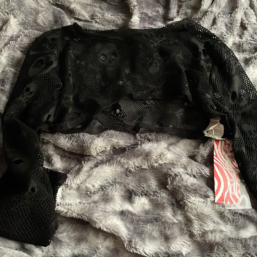 Romwe: Black Long Sleeve Skull Crop Top